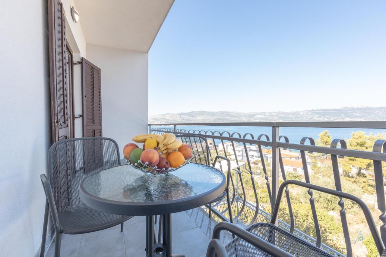 Holiday Home Insulam Mare Trogir Exteriör bild