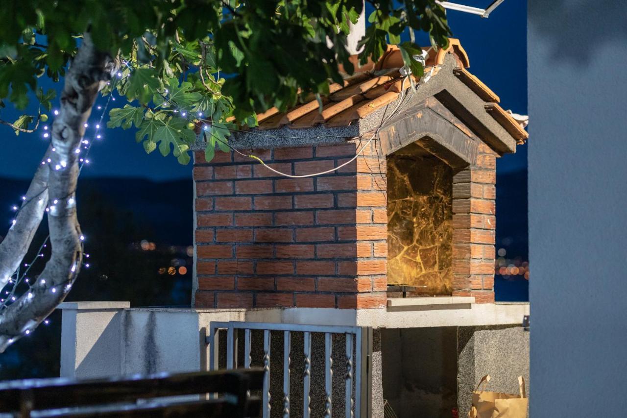 Holiday Home Insulam Mare Trogir Exteriör bild