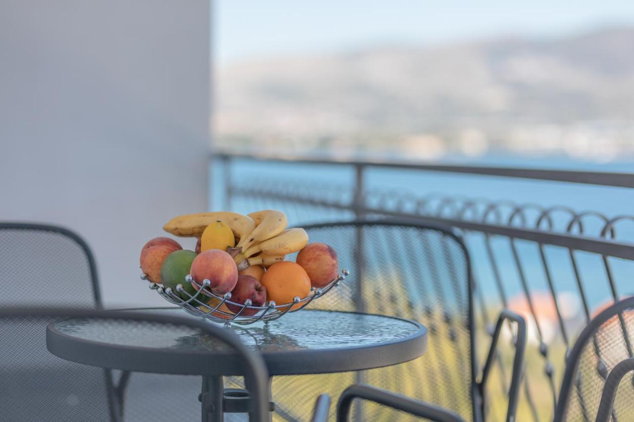 Holiday Home Insulam Mare Trogir Exteriör bild