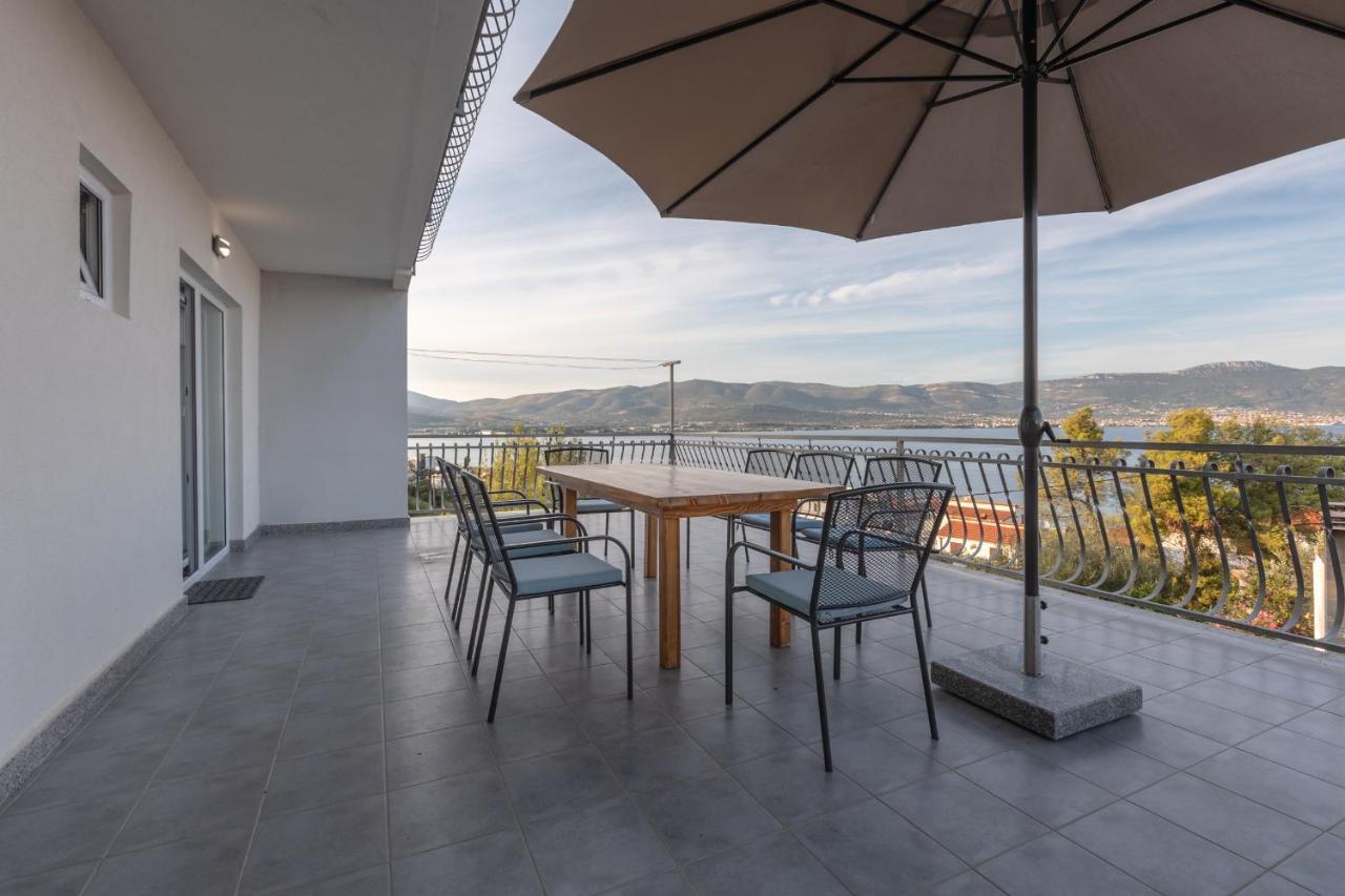 Holiday Home Insulam Mare Trogir Exteriör bild